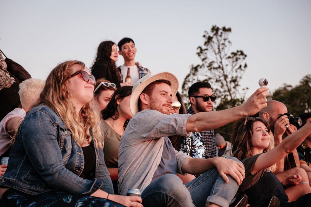 grupo de amigos sentados haciéndose un selfie